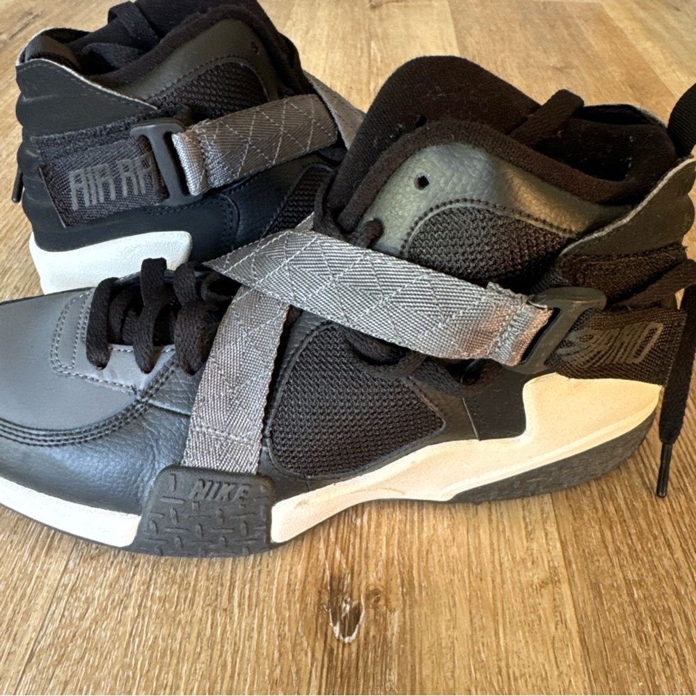 NIKE AIR RAID BASKETBALL SNEAKERS SIZE 9 worn once excellent condition